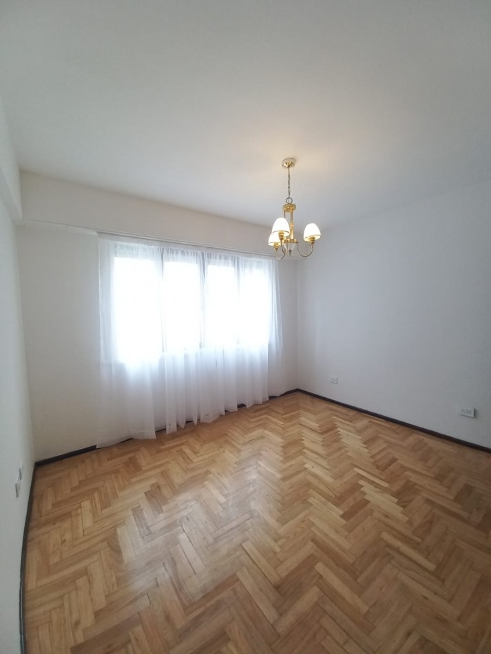 Departamento de 3 ambientes a la calle con balcon 