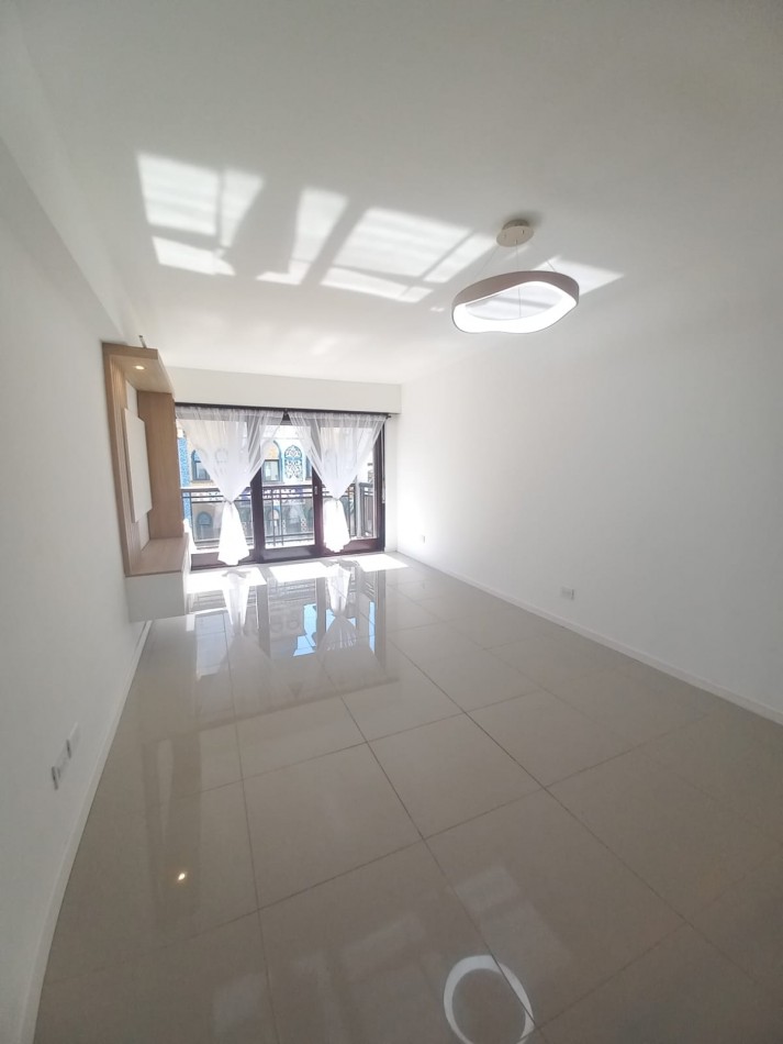 Departamento de 3 ambientes a la calle con balcon 