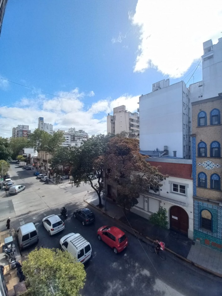Departamento de 3 ambientes a la calle con balcon 